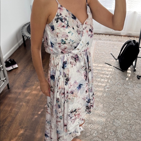 Show me your MuMu floral print size L waist band stretches. Straps adjust - Picture 5 of 13